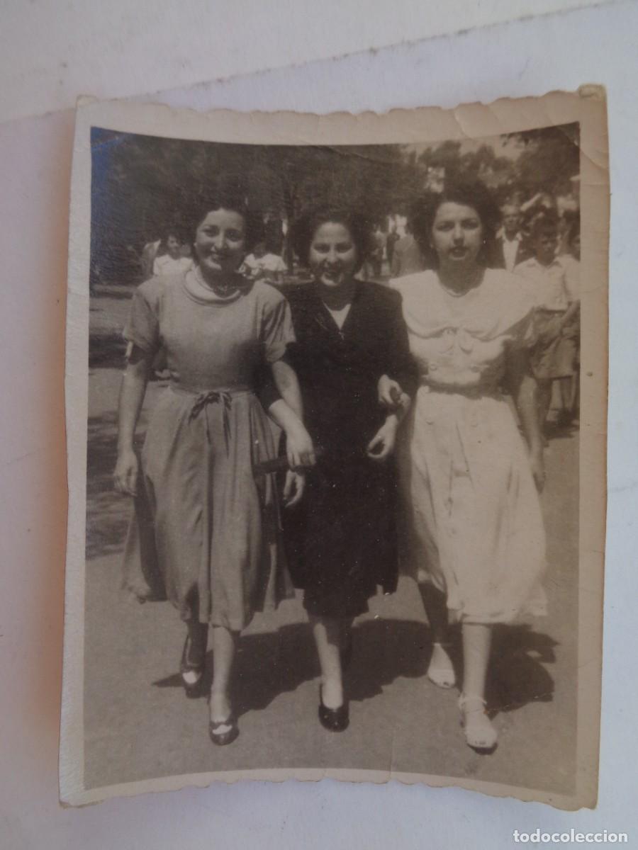 Fotograf&iacute;a antigua: MINUTERO DE FOTOGRAFO CALLEJERO DE SE&Ntilde;ORITAS PASEANDO, 1949 . DE MARGON , CORDOBA