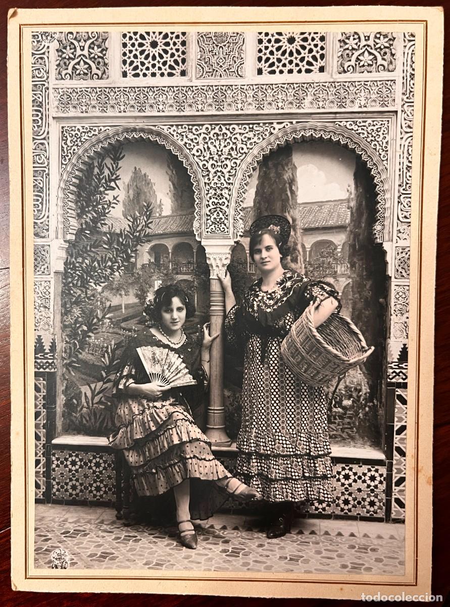 Alte Fotografie: ANTIGUA FOTOGRAF&Iacute;A, DOS MUJERES CON TRAJES ANDALUCES, DECORADO &Aacute;RABE GRANADINO, A&Ntilde;OS 20 30