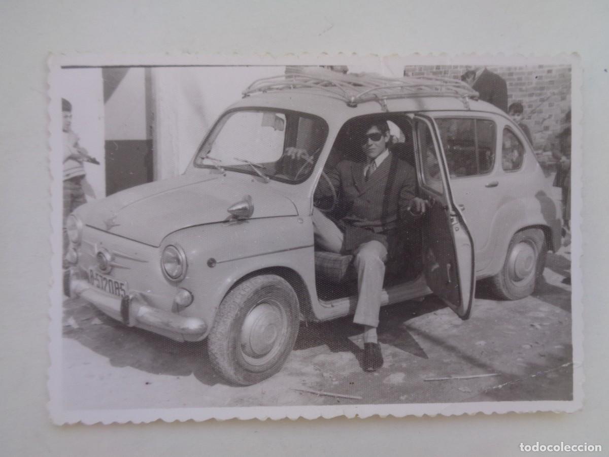 Fotograf&iacute;a antigua: FOTO DE JOVEN EN UN COCHE SEAT 600 MATRICULA DE BARCELONA