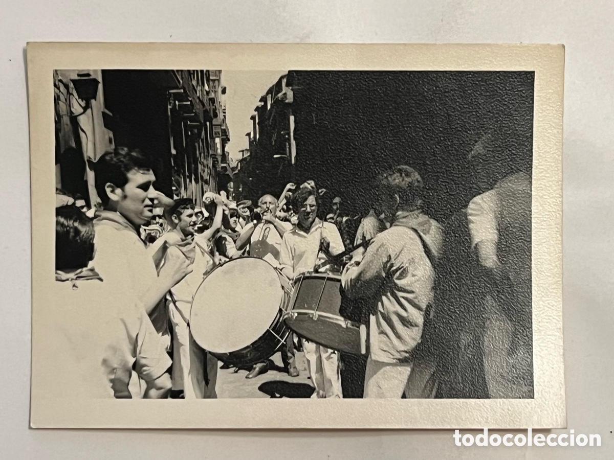 Fotografia antiga: PAMPLONA. Gora San Ferm&iacute;n.. que ViVa San Ferm&iacute;n.. fotograf&iacute;a de una Charanga.. (a.1974)