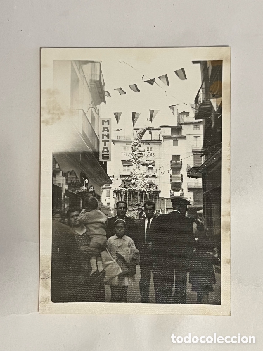 Fotografia antiga: FALLAS VALENCIA. Fotograf&iacute;a familiar Callejeando la ciudad&hellip; (h.1960?) Med&iacute;das: 7,5 x 10,5 cm