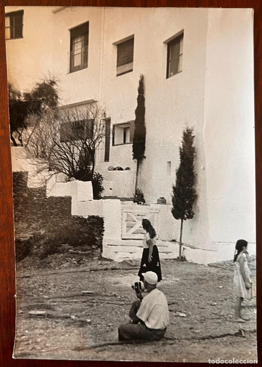 Fotograf&iacute;a antigua: ANTIGUA FOTOGRAFIA DE PRENSA, A LA PUERTA DE LA CASA DE DALI, EXTRANJEROS CON CAMARAS DE FILMAR MONT