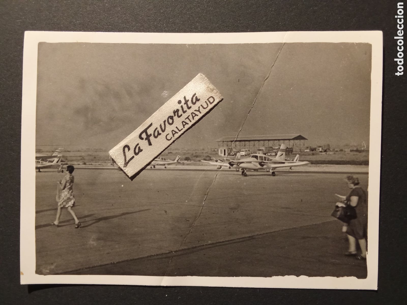 Photographie ancienne: Fotografia Aeropuerto de ALICANTE , a&ntilde;os 70,pasajeros por pista a coger el vuelo