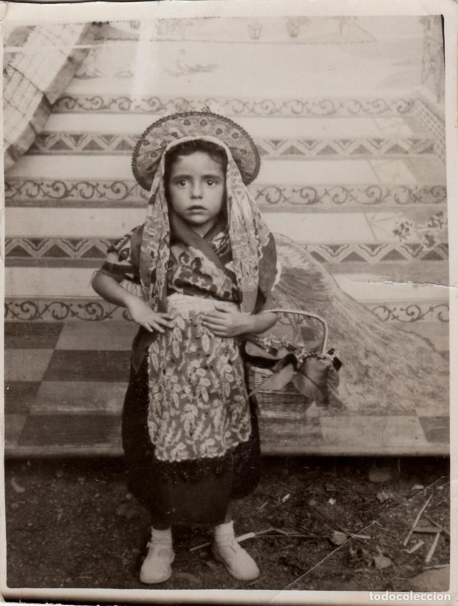 Alte Fotografie: Preciosa ni&ntilde;ita con bonito tocado y cesta de flores. Traje regional? A&ntilde;os 20-30 bm