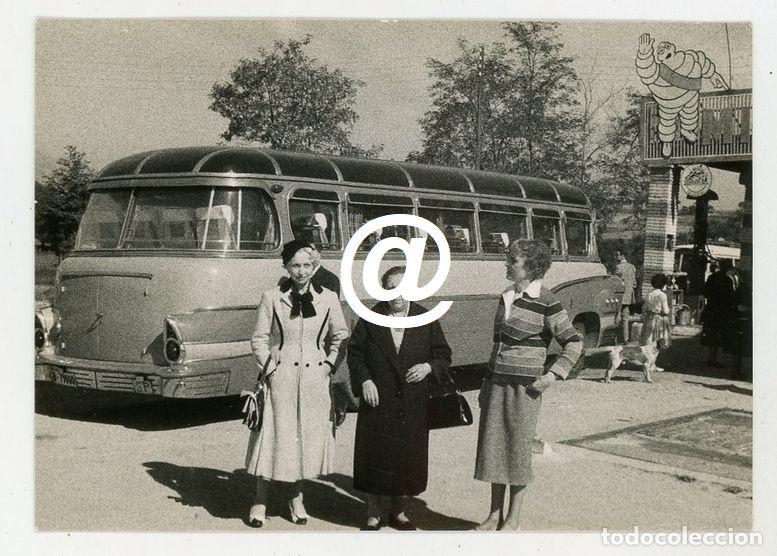Alte Fotografie: FOTO AUTOCAR MATRICULA BARCELONA ESTACION SERVICIO GASOLINERA PUBLICIDAD MICHELIN BIBENDUM A&Ntilde;OS 50