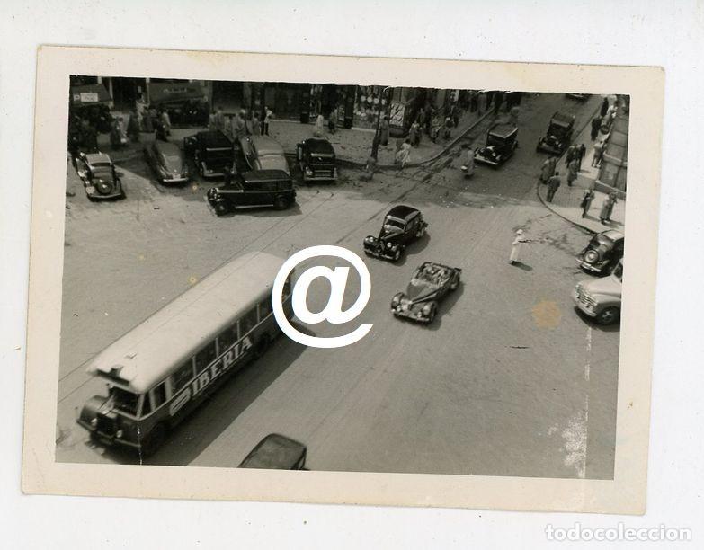 Fotograf&iacute;a antigua: FOTO MADRID GUARDIA URBANO CIRCULACION COCHE AUTOMOVIL AUTOBUS PUBLICIDAD IBERIA