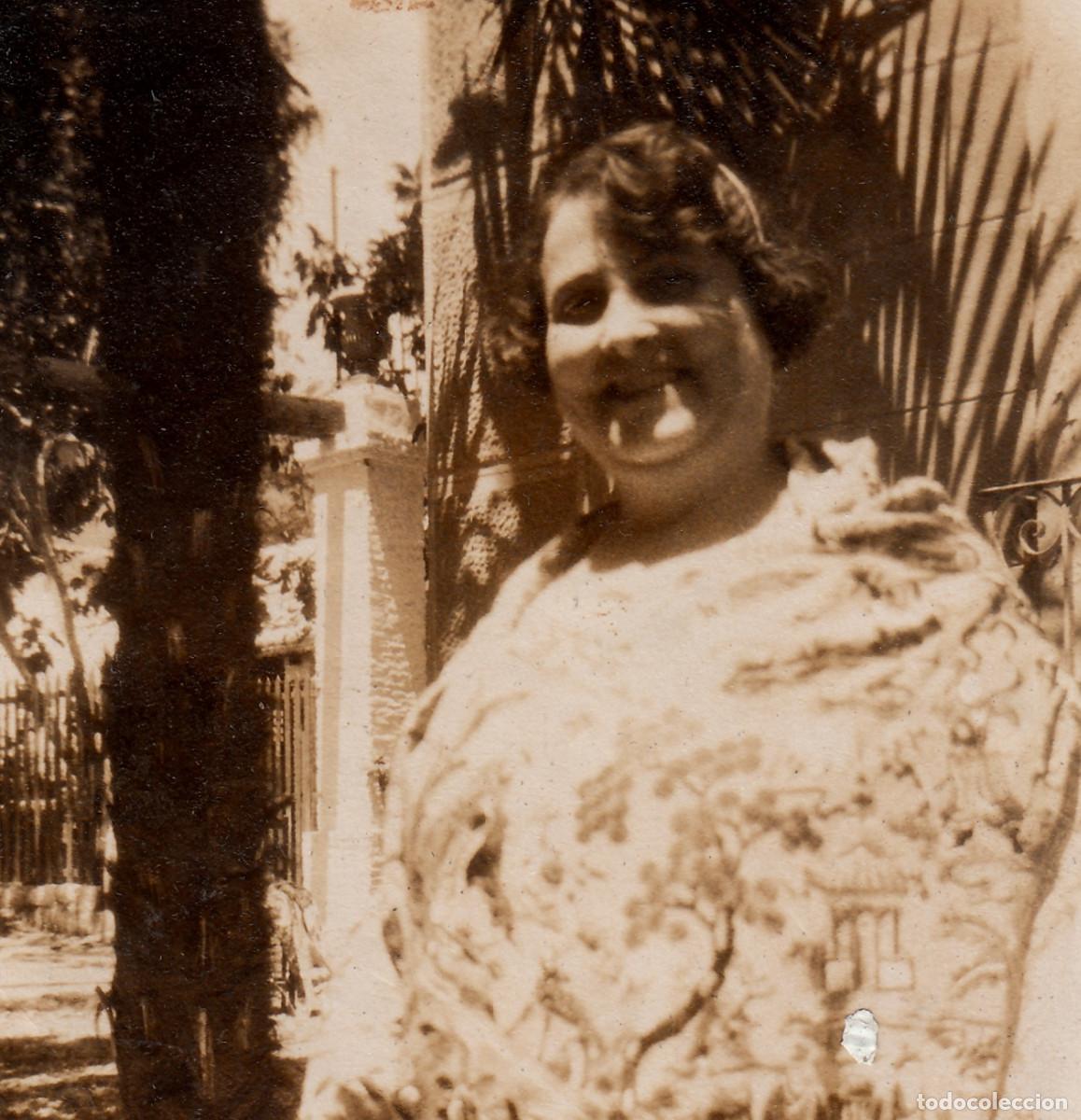 Fotograf&iacute;a antigua: En el jard&iacute;n. Chica sonriente con mant&oacute;n de Manila. A&ntilde;os 20-30 bm