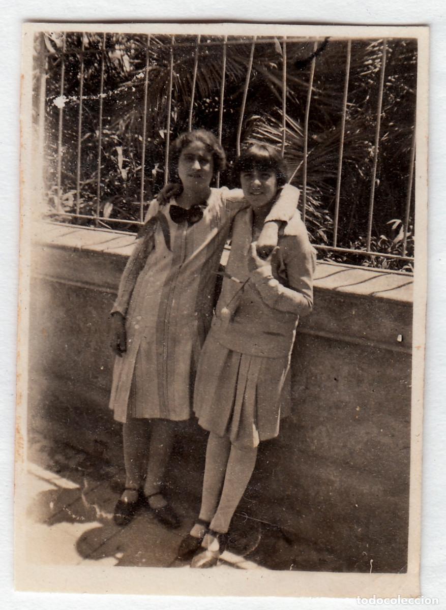 Fotograf&iacute;a antigua: Chicas abrazadas en la verja del jard&iacute;n. A&ntilde;os 20-30 bm