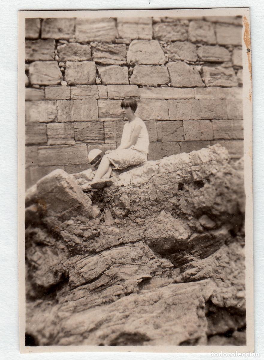 Fotograf&iacute;a antigua: Chica triste sentada sobre las rocas. A&ntilde;os 20-30 bm