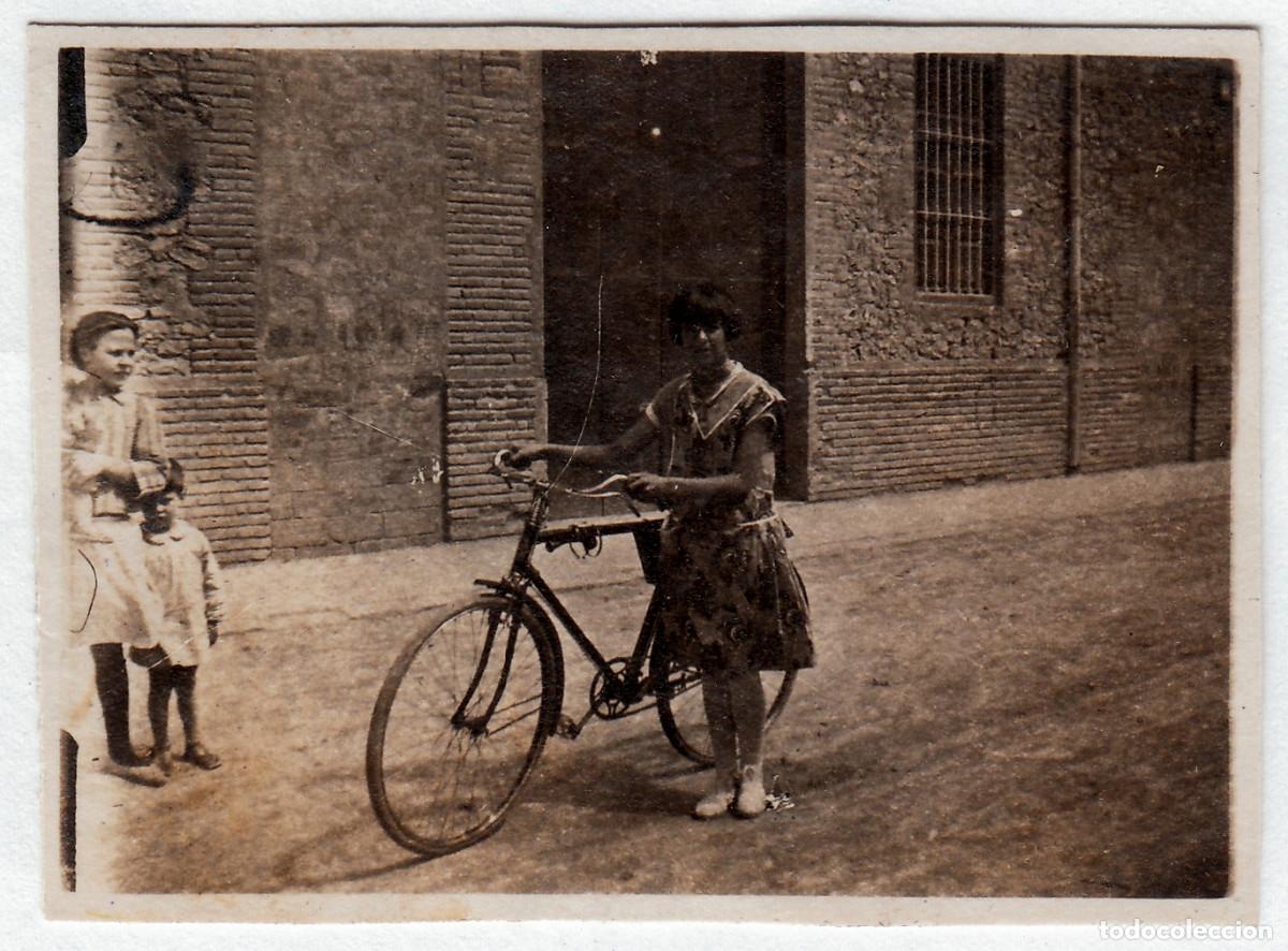 Fotograf&iacute;a antigua: Preciosa foto. Chica con su antigua bicicleta. A&ntilde;os 20-30 bm