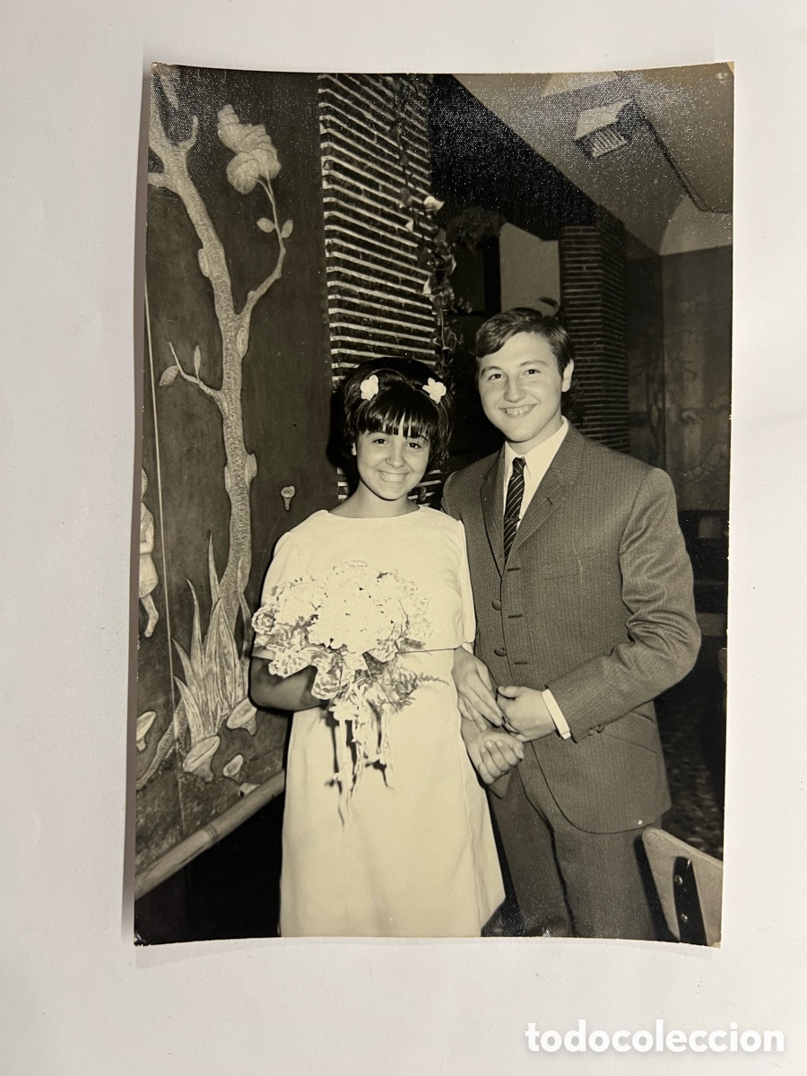 Photographie ancienne: BARCELONA. Fotograf&iacute;a La Alegr&iacute;a de unos Reci&eacute;n Casados.. (h.1970?) medidas: 12 x 18