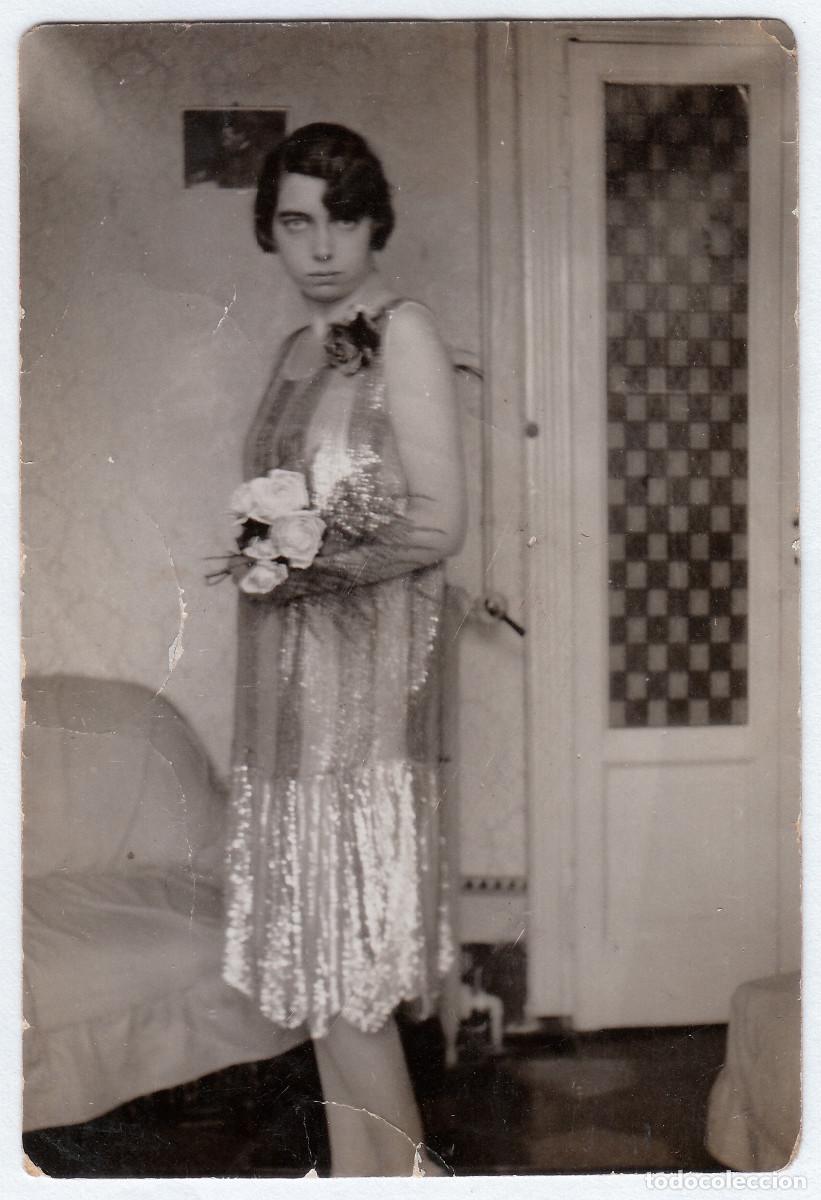 Fotograf&iacute;a antigua: Moderna chica con su traje charlest&oacute;n. A&ntilde;os 20 bm