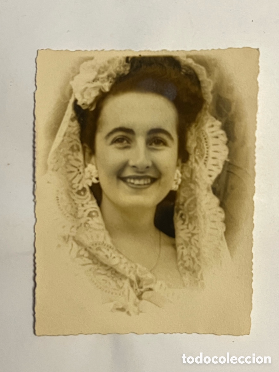 Fotografia antiga: ARACENA (Huelva) Nadie supera a la mujer Andaluza en el uso de la Mantilla.. (h.1950?)