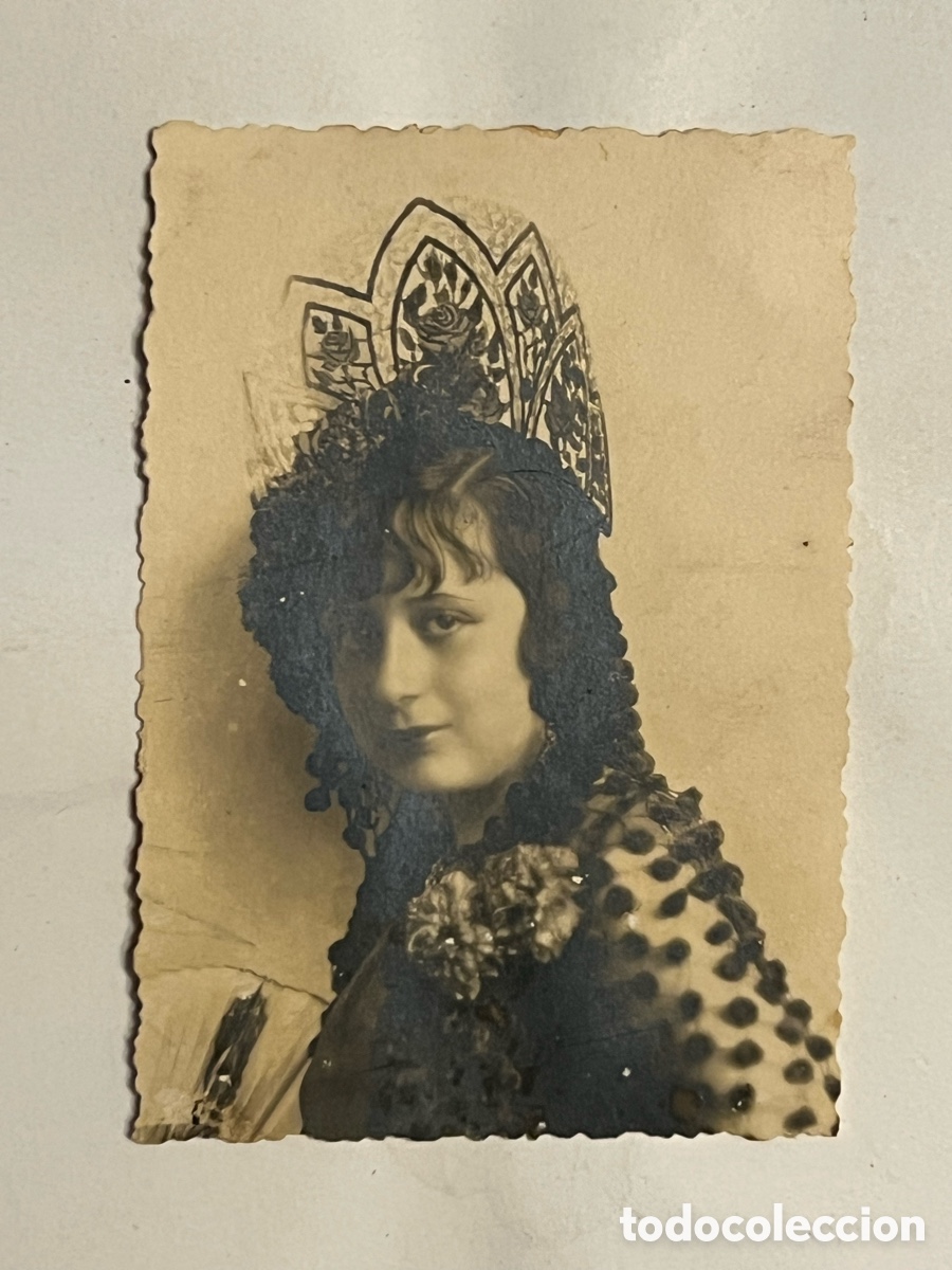 Photographie ancienne: FOTOGRAF&Iacute;A. Elegancia de Mujer con Teja y Mantilla.. (h.1930?) Med&iacute;das: 6 x 8,5 cm.,