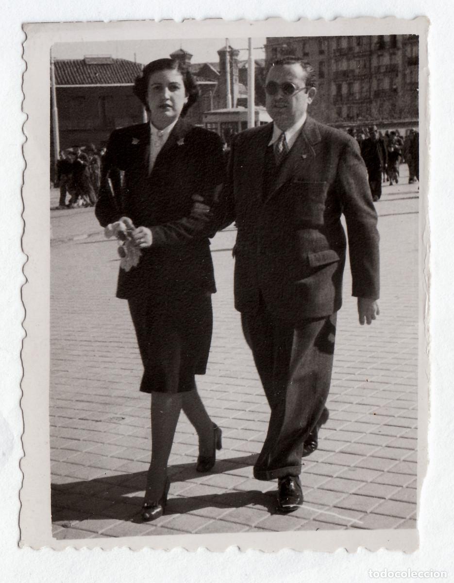 Fotograf&iacute;a antigua: Pareja paseando. Foto Mart&iacute;n, Madrid. A&ntilde;os 40 bm