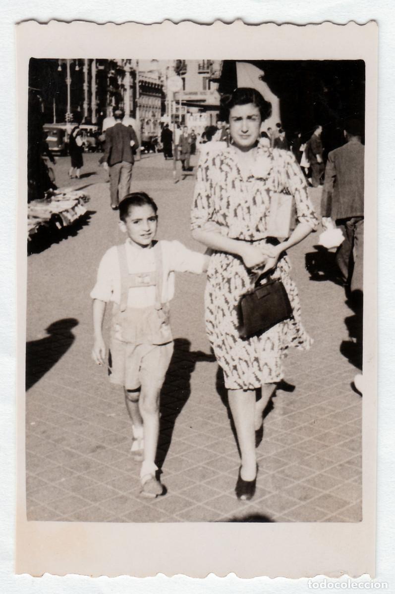 Fotograf&iacute;a antigua: Madre con su hijo paseando. Sello fotogr&aacute;fico Madrid. A&ntilde;os 50 bm