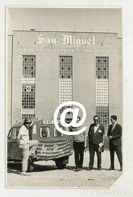 Fotograf&iacute;a antigua: FOTO COCHE AUTOMOVIL CITROEN 2CV FURFONETA MATRICULA BARCELONA FABRICA CERVEZA SAN MIGUEL