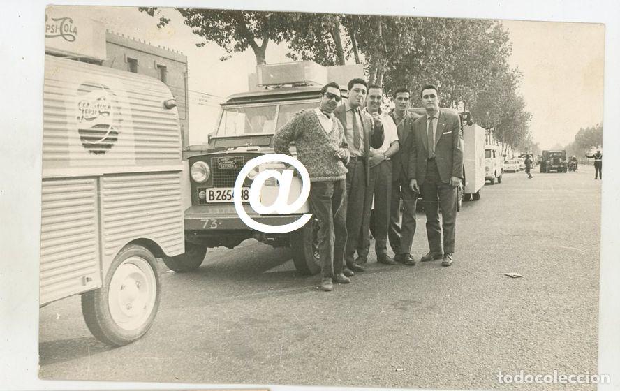 Fotograf&iacute;a antigua: FOTO AUTOMOVIL LAND ROVER MATRICULA BARCELONA CARAVANA PUBLICITARIA