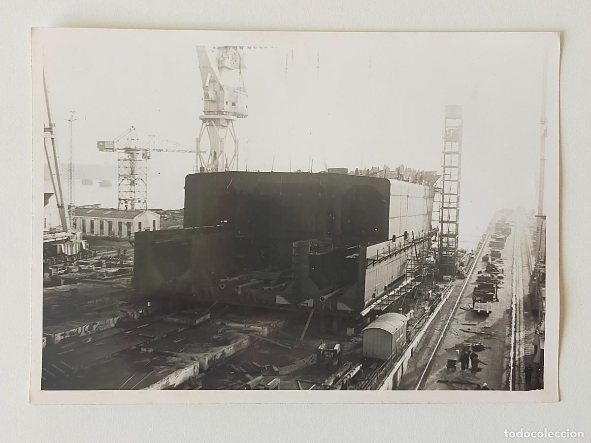 Fotograf&iacute;a antigua: ASTILLEROS DE CADIZ: Fotograf&iacute;a (18x12,5) Barco en construcci&oacute;n - Fechada 4/4/1981