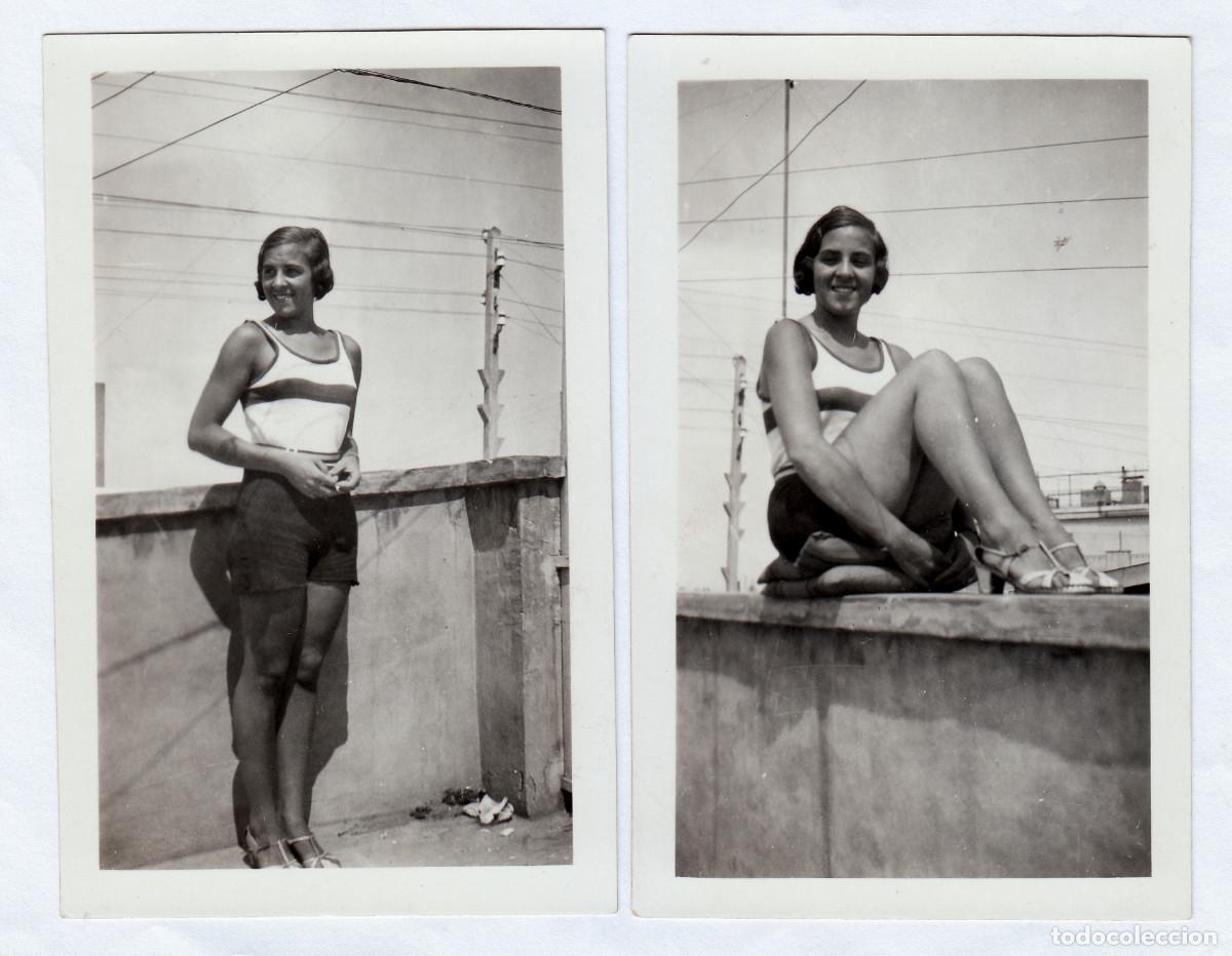 Alte Fotografie: 2 bonitas fotos. Moderna chica en ba&ntilde;ador sentada en la azotea de su casa. A&ntilde;os 20-30 bm