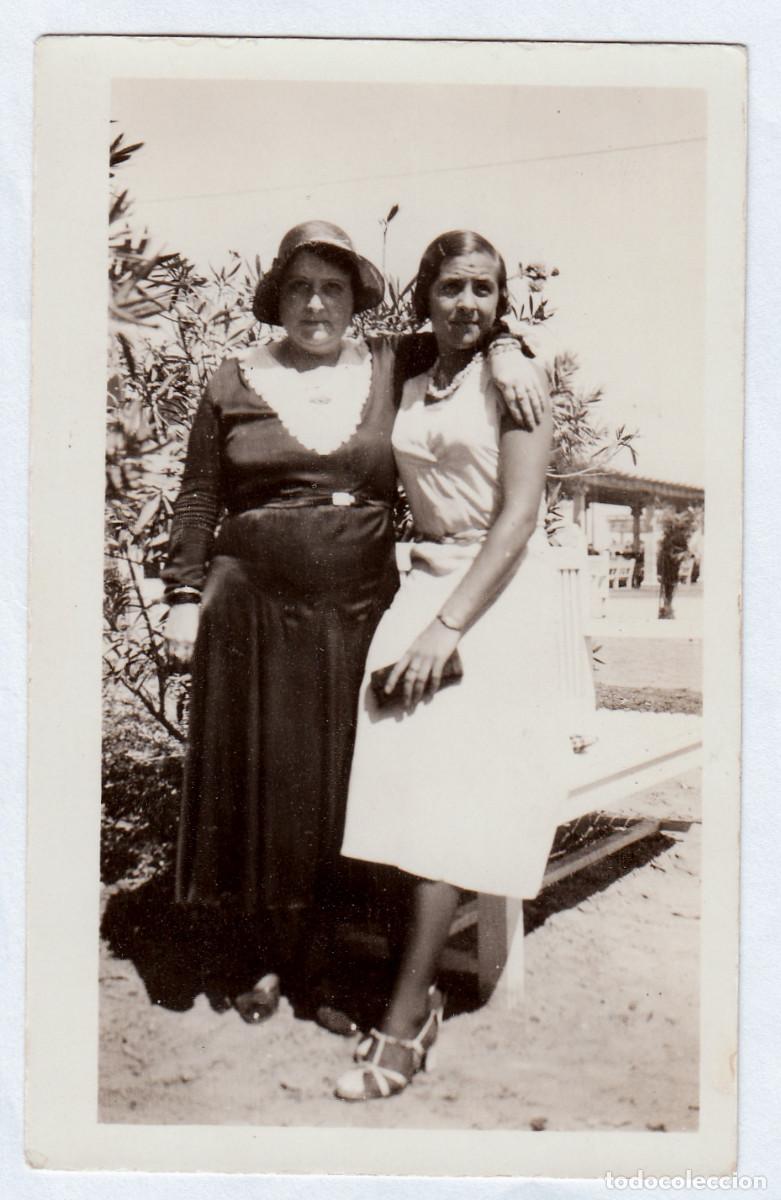 Alte Fotografie: Pareja de mujeres abrazadas. A&ntilde;os 20-30 bm