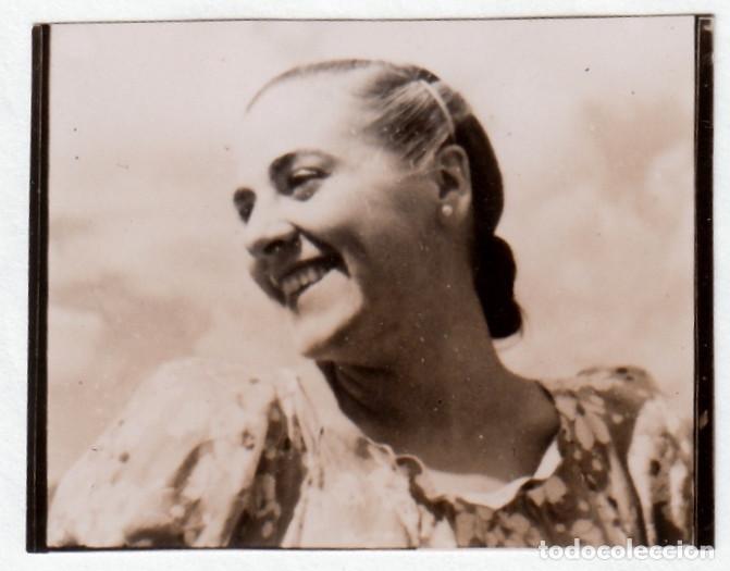 Alte Fotografie: Mujer de perfil sonriendo . A&ntilde;os 20-30? bm