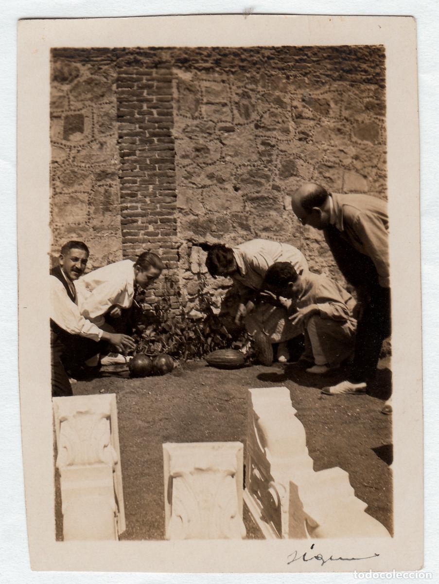 Alte Fotografie: Curiosa foto. Amigos recogiendo melones . A&ntilde;os 20-30? bm