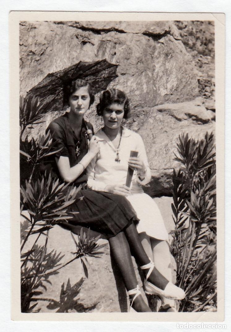Alte Fotografie: Chicas, amigas con sombrilla y abanico. A&ntilde;os 20 bm
