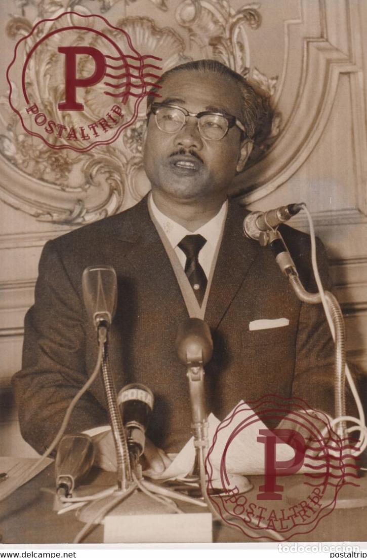 Photographie ancienne: M SOUPHANNOUVONG CHEF LAOTIENNES AU PALAIS DORSAY 18X13CM