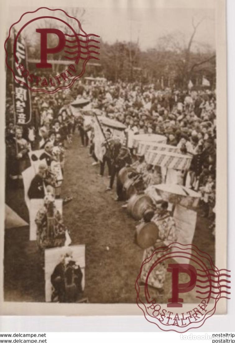 Photographie ancienne: TOKIO SANDWICHMEN MUSICIENS TEMPLE DU PARC OTSUKS JAPAN WW2 WORLD WAR. 18*13CM PRESS FOTO JAPON