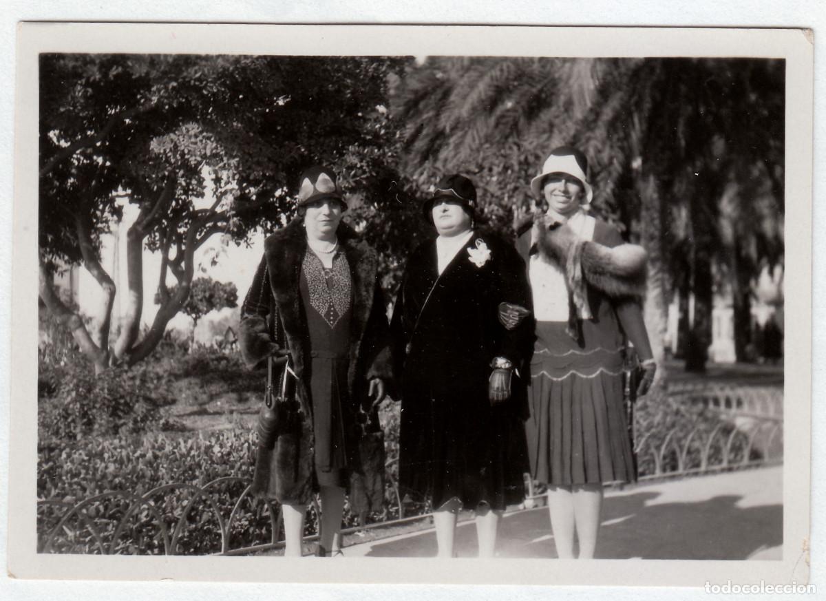 Fotograf&iacute;a antigua: Mujeres elegantes. Damas de la alta sociedad posando en un paseo. A&ntilde;os 20-30 bm