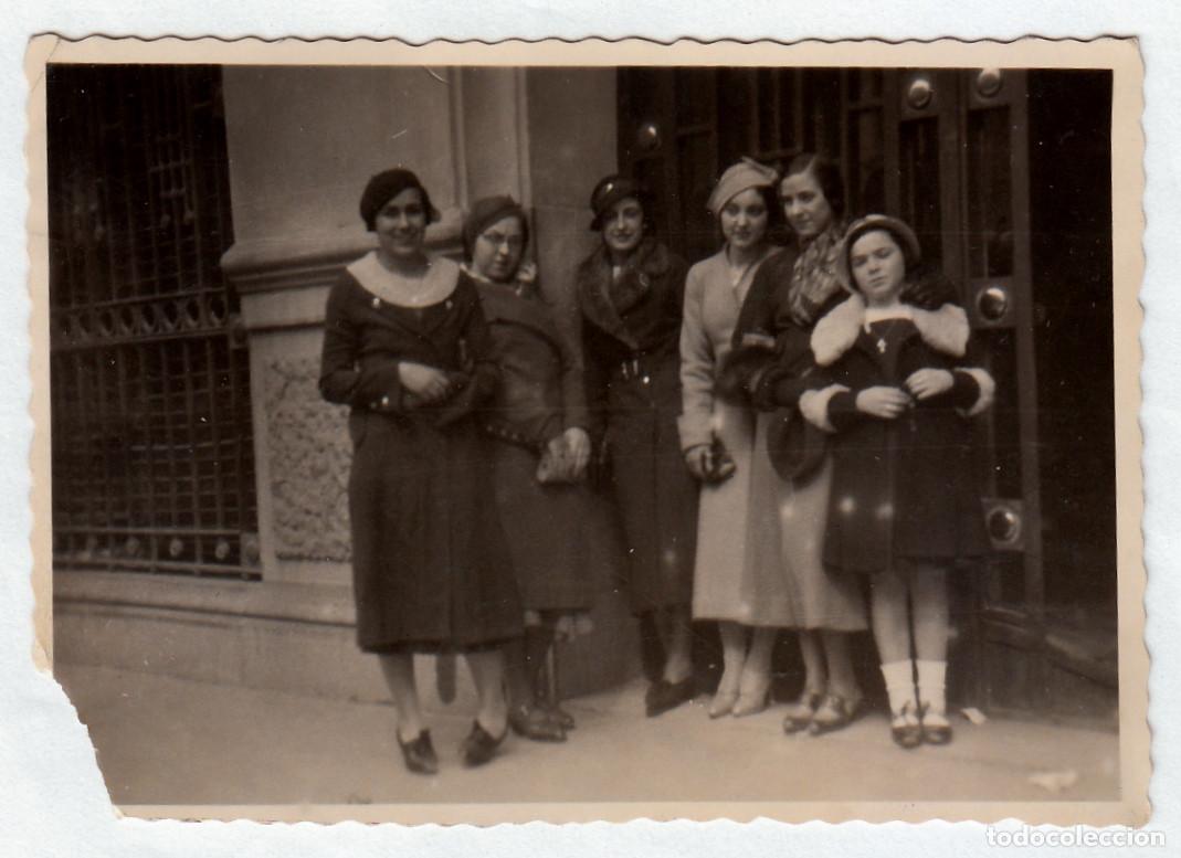 Fotograf&iacute;a antigua: Mujeres elegantes. Damas de la alta sociedad posando en la puerta de casa. A&ntilde;os 20-30 bm
