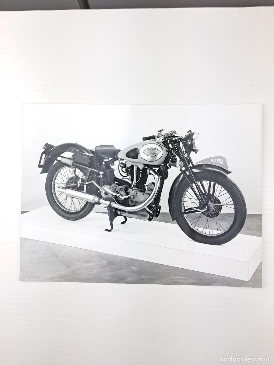 Fotograf&iacute;a antigua: Foto in b/n di una motocicletta Gilera 500cc VT-SS del 1938