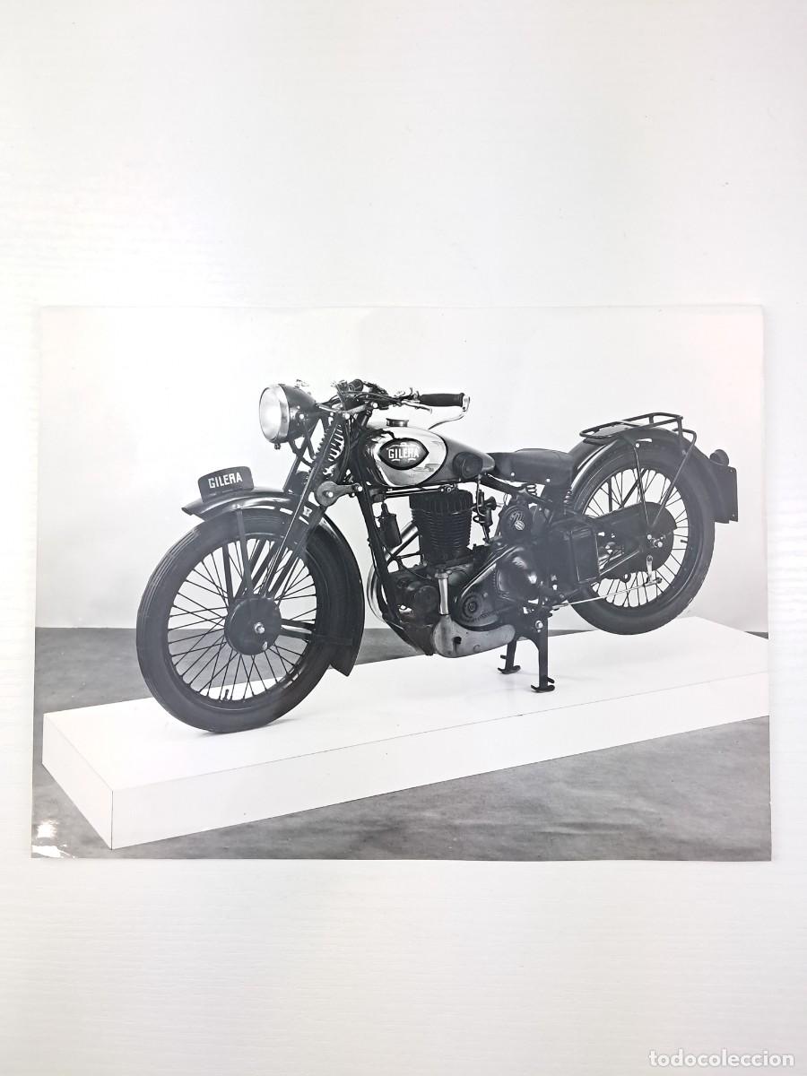 Fotograf&iacute;a antigua: Foto in b/n di una motocicletta Gilera 500cc SS del 1933