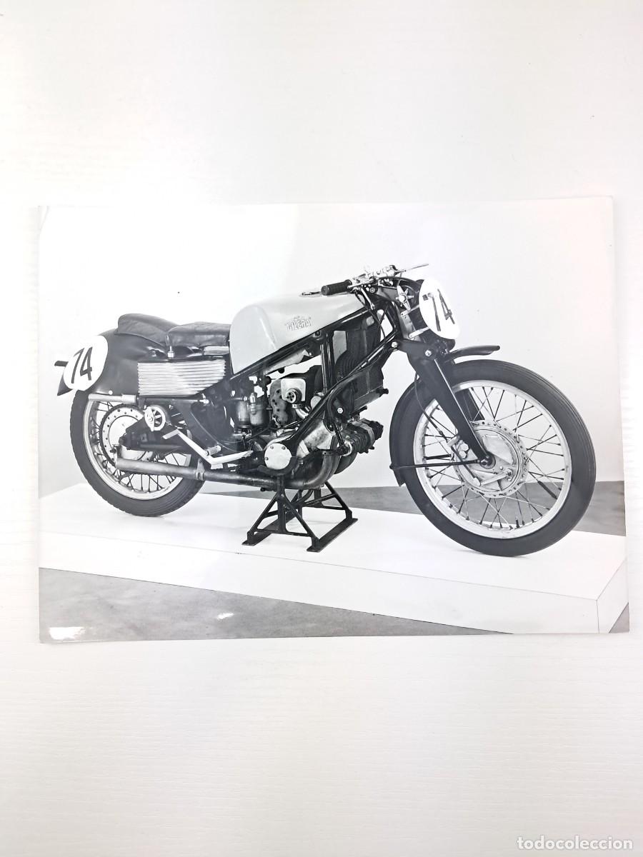 Fotograf&iacute;a antigua: Foto in b/n di una motocicletta Gilera da corsa con motore da 4 cilindri e compressore