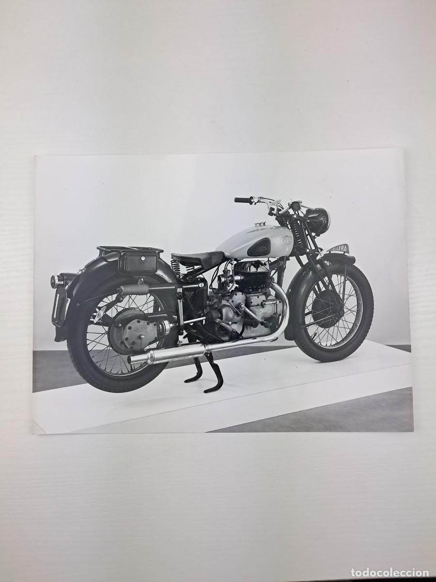 Fotograf&iacute;a antigua: Foto in b/n di una motocicletta Gilera 500cc Saturno del 1946