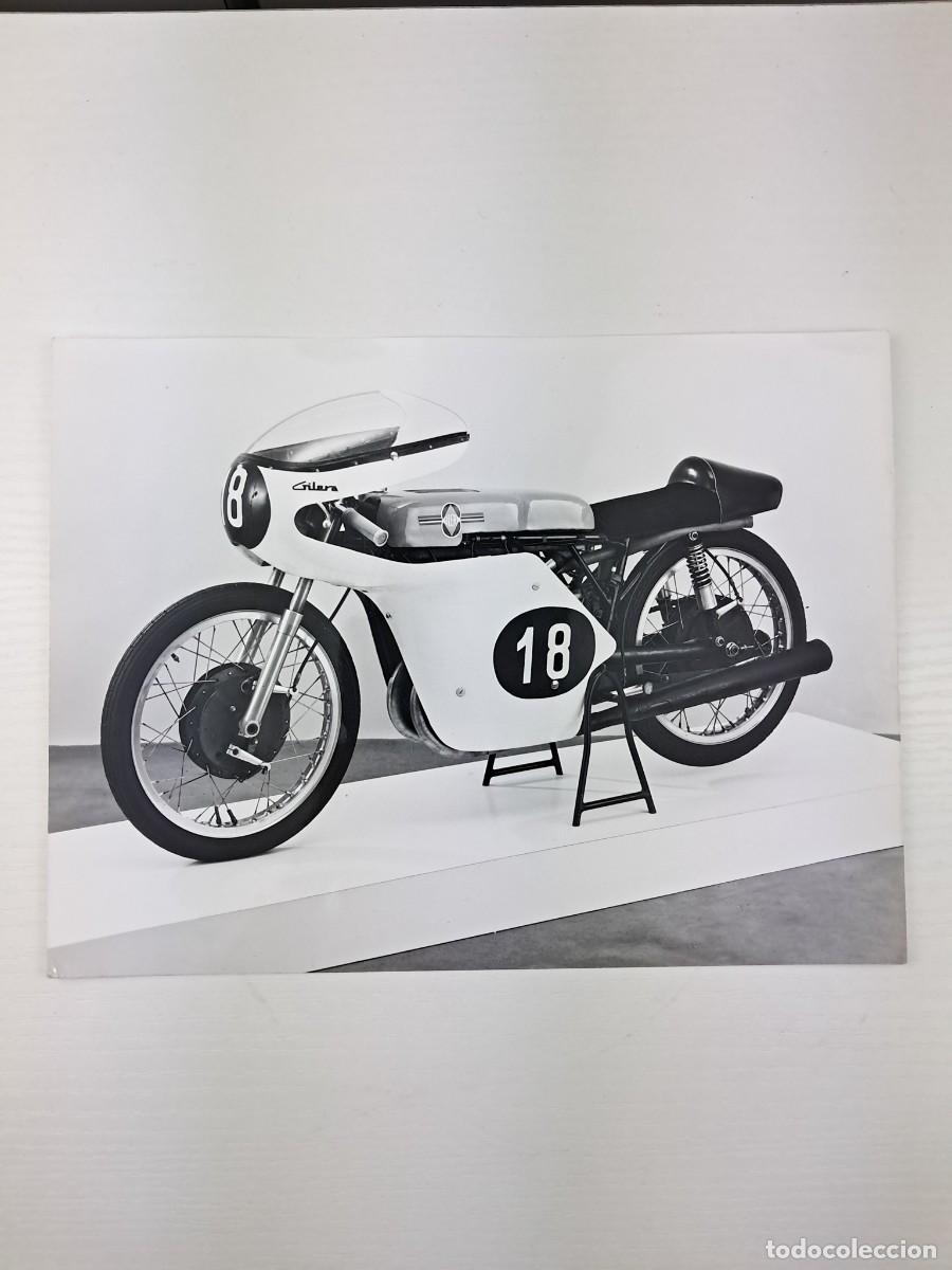 Fotograf&iacute;a antigua: Foto in b/n di un prototipo da corsa Gilera 125cc
