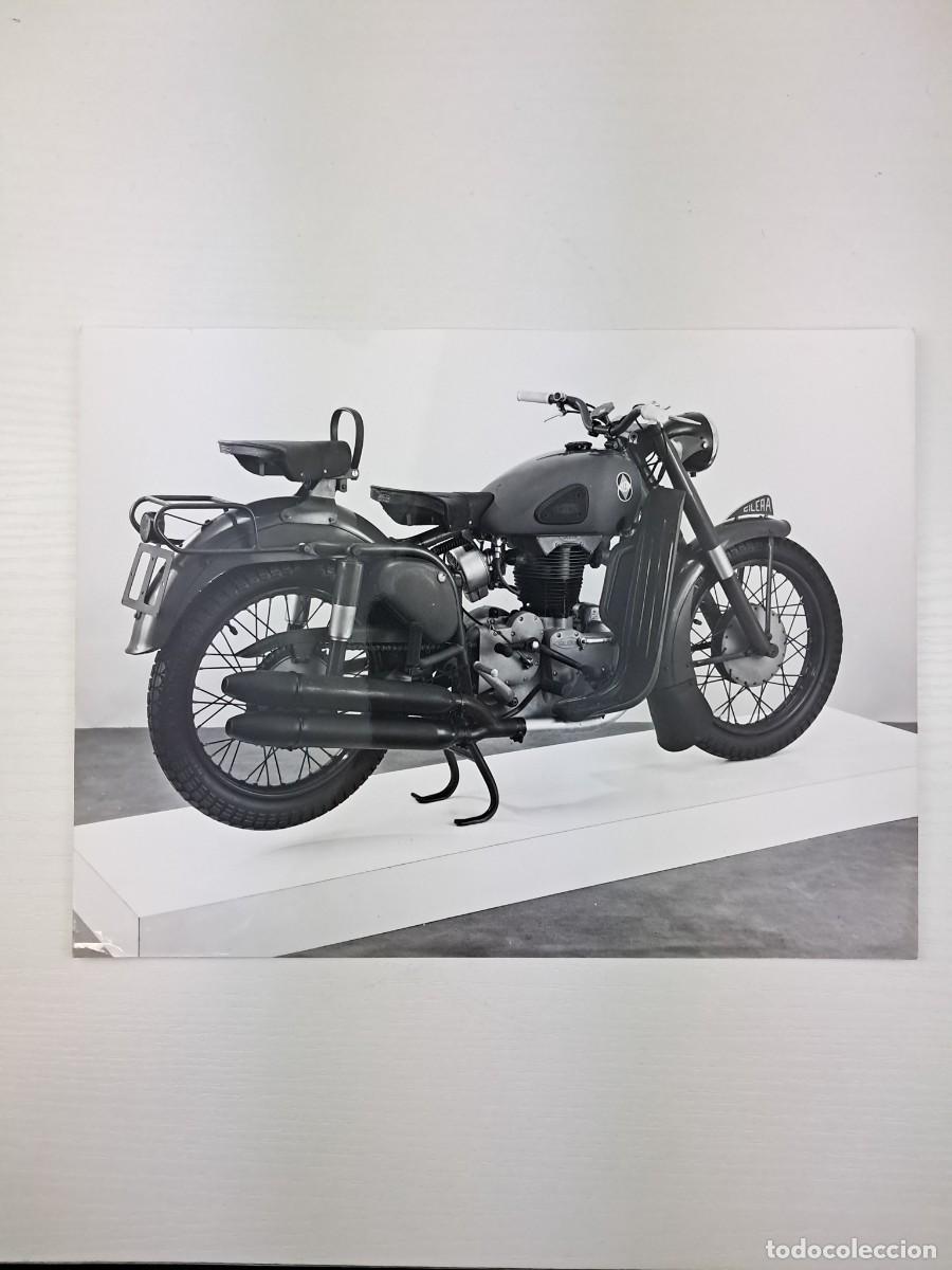 Fotograf&iacute;a antigua: Foto in b/n di una moto da corsa Gilera Saturno versione militare
