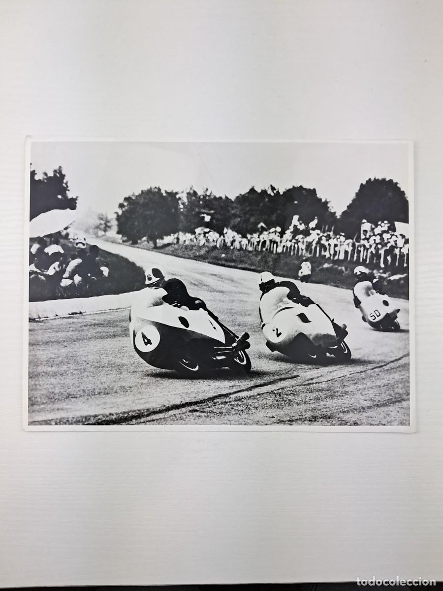 Fotograf&iacute;a antigua: Foto in b/n - Il motociclista Libero Liberati (a sinistra) gareggia per il titolo mondiale nel 1957