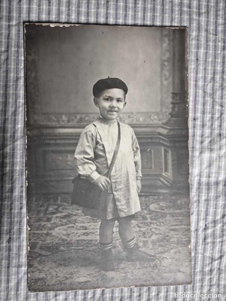 Fotograf&iacute;a antigua: Fotograf&iacute;a Ni&ntilde;o con boina y cartera en banda. S&oacute;ller. Mallorca. J. Busquets. 14,2x8,9 cm