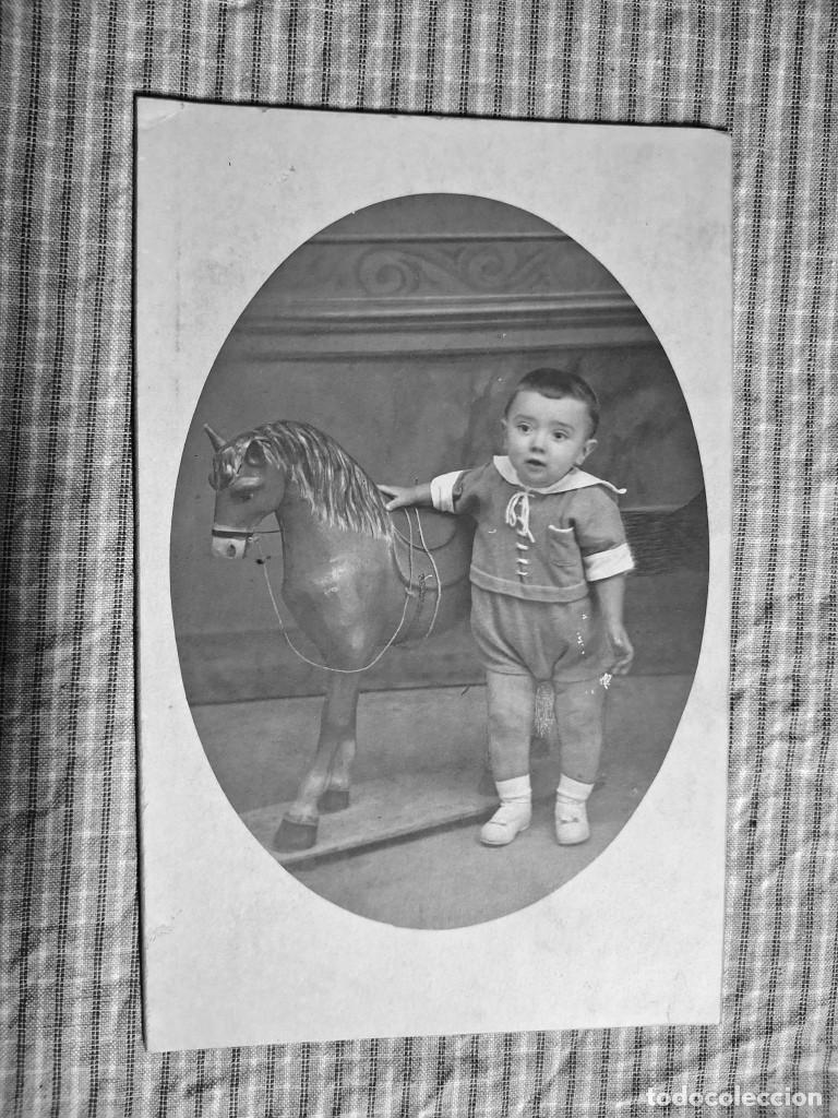Fotograf&iacute;a antigua: Fotograf&iacute;a Ni&ntilde;o con caballo de cart&oacute;n. S&oacute;ller. Mallorca. J. Busquets. 13,5x8,8 cm