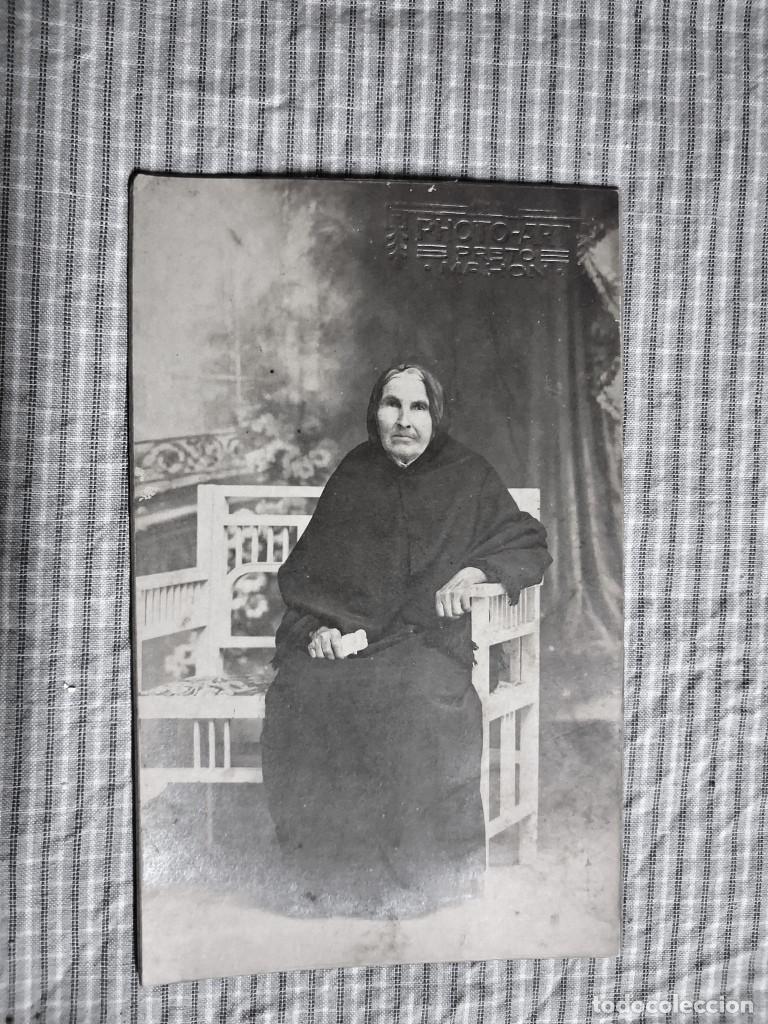 Fotograf&iacute;a antigua: Fotograf&iacute;a Se&ntilde;ora anciana sentada. Mah&oacute;n. Menorca. Preto. Photo Art. 13,7x8,5 cm.