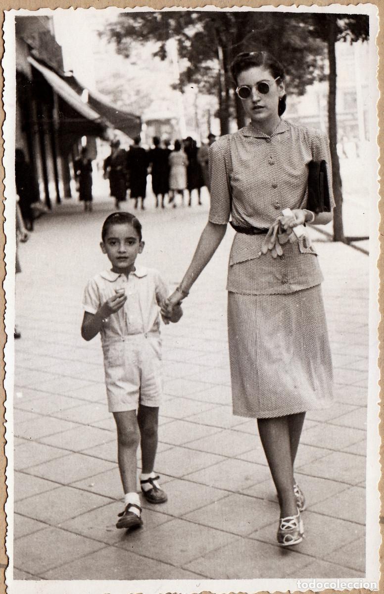 Fotograf&iacute;a antigua: Elegante mujer con su hijo de paseo. A&ntilde;os 40 bm
