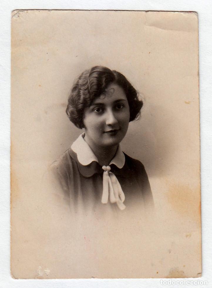 Fotograf&iacute;a antigua: Dama pensativa con lazo. A&ntilde;o 1928 bm