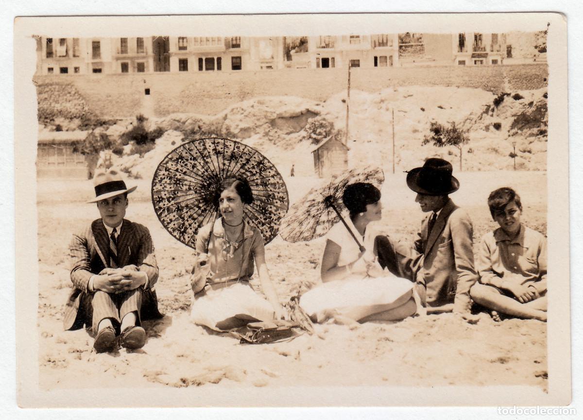 Fotograf&iacute;a antigua: Fant&aacute;stica foto. Chicas con sombrilla. Barrio Raval Roig, Alicante. A&ntilde;o 1928 bm