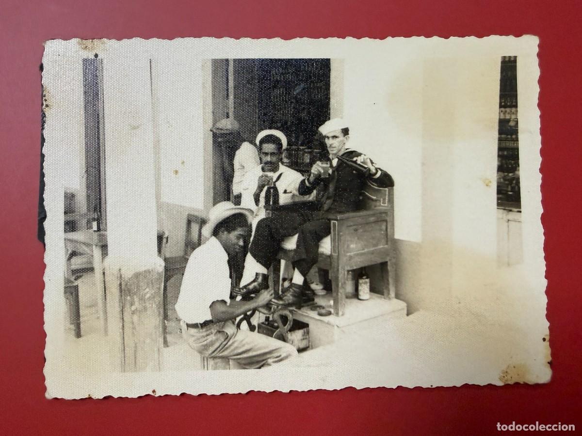 Fotograf&iacute;a antigua: FOTOGRAF&Iacute;A - MARINEROS EN UN PUESTO DE LIMPIABOTAS - CUBA