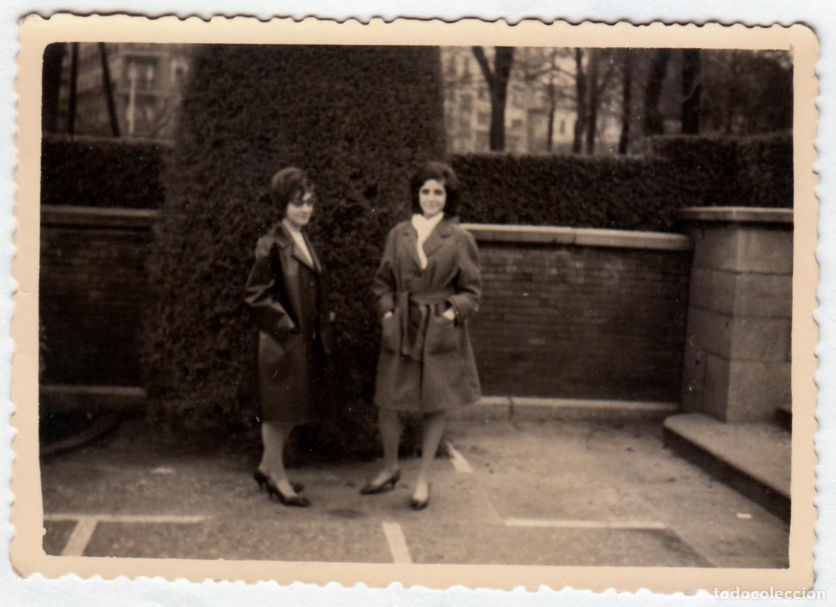 Fotograf&iacute;a antigua: Pareja de amigas. Chicas luciendo sus gabardinas. A&ntilde;os 50-60 bm