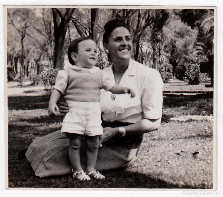 Fotograf&iacute;a antigua: Mam&aacute; feliz con su beb&eacute;. A&ntilde;os 50 bm