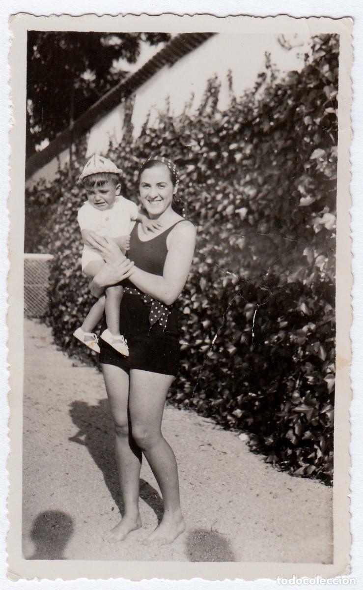 Fotograf&iacute;a antigua: Mam&aacute; feliz en ba&ntilde;ador con su beb&eacute; en brazos. A&ntilde;os 30 bm