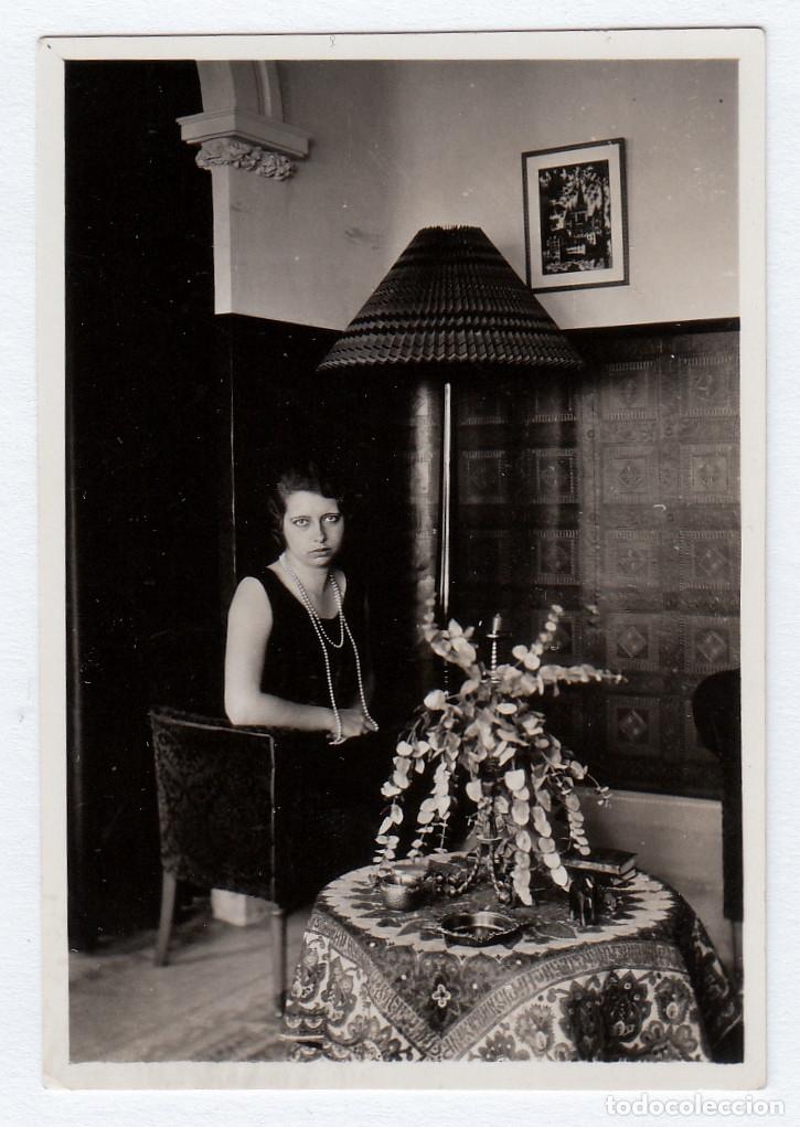 Fotograf&iacute;a antigua: Chica con largo collar posando en el sal&oacute;n de su casa. A&ntilde;os 20 bm